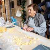 �Sono nata e cresciuta in questa strada e gi� a sette anni imparai il mestiere che vedevo praticare da mia madre Marta � esordisce la lavoratrice �. C�� chi compra buste su buste, ma non sempre tutti acquistano: alcuni vogliono soltanto assistere stupiti e meravigliati a questo show culinario�
